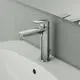 Waschtischarmatur aus Chrom von Ideal Standard mit einem vertikal montierten Hebel und einem flachen Auslauf über einem weißen Waschbecken.